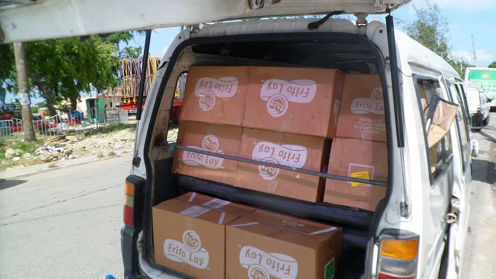 Foto de una furgoneta con cajas de ayuda humanitaria